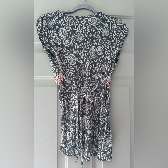 Quizz Trends Women’s Floral V-Neck Women Top - Gray and White Sz M - Picture 3 of 3